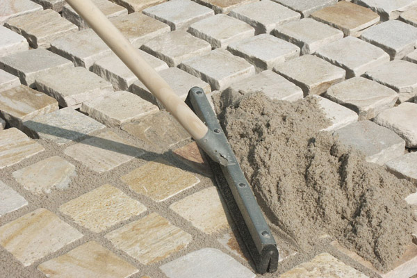 Технология заполнения швов тротуарной плитки в зависимости от выбранного материала