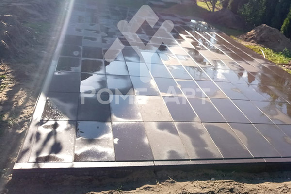 Оптимальным вариантом для укладки брусчатки является речной песок, так как он обладает хорошими дренажными свойствами, однородной структурой и отсутствием примесей.