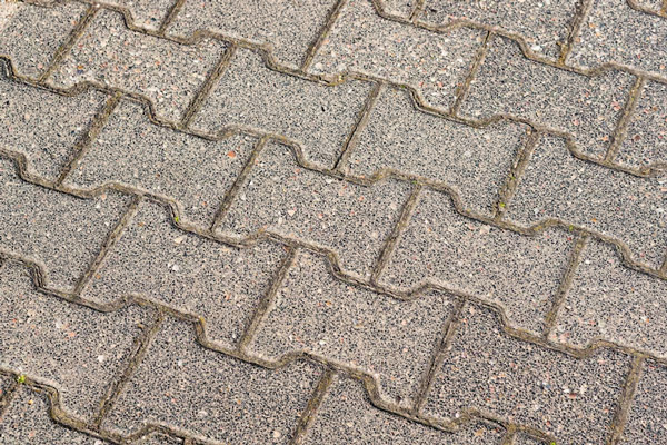 Укладка тротуарной плитки на песок включает несколько последовательных этапов, каждый из которых влияет на итоговое качество дорожки.