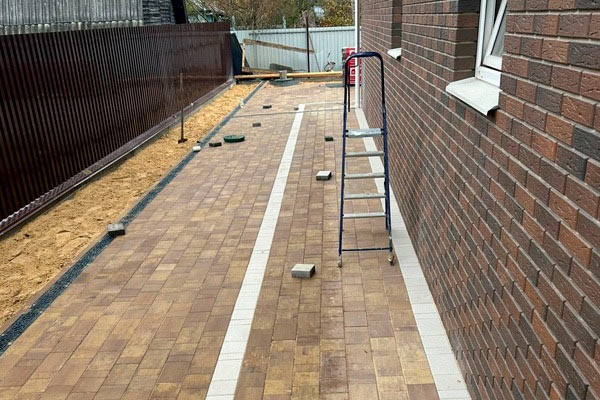 Укладка тротуарной плитки на песок &mdash; проверенный метод для создания долговечных покрытий, который сочетает доступность и удобство ухода.